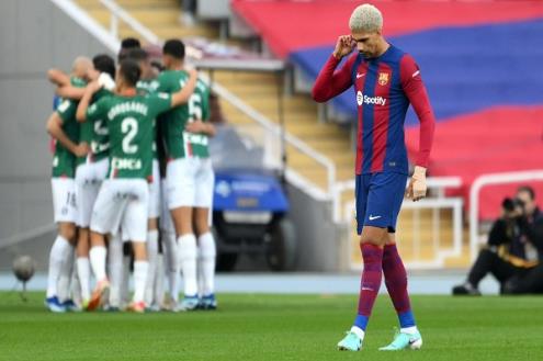 تزعج تشافي وتحرق لاعبيه.. نار الانتقادات تكوي برشلونة